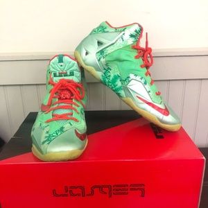 Rare LeBron Xi 11 Christmas Glow sz 11